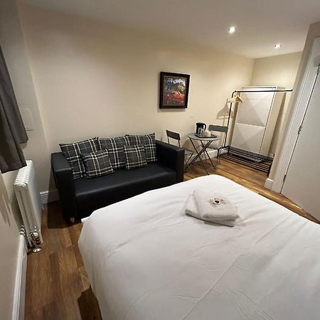Modern Double Room With Sofa Единбург Екстериор снимка