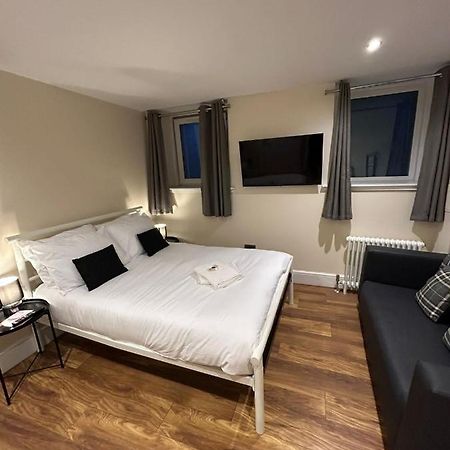 Modern Double Room With Sofa Единбург Екстериор снимка