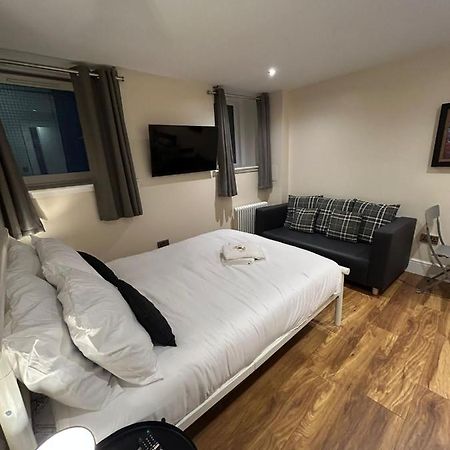 Modern Double Room With Sofa Единбург Екстериор снимка