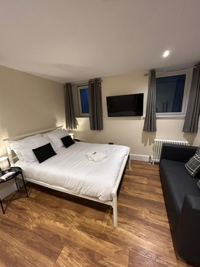 Modern Double Room With Sofa Единбург Екстериор снимка