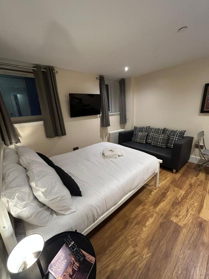Modern Double Room With Sofa Единбург Екстериор снимка