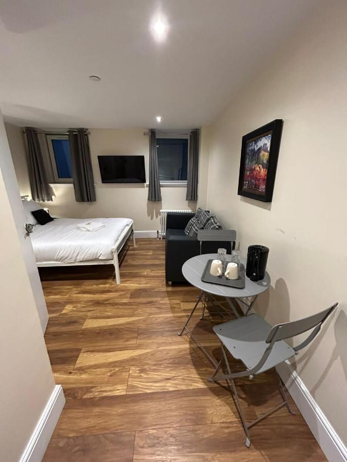 Modern Double Room With Sofa Единбург Екстериор снимка