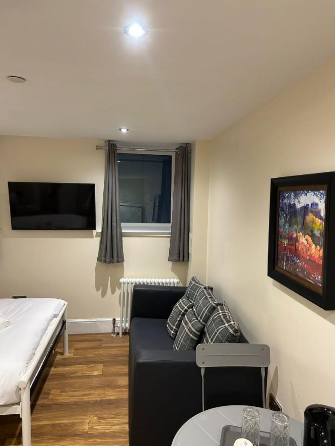 Modern Double Room With Sofa Единбург Екстериор снимка